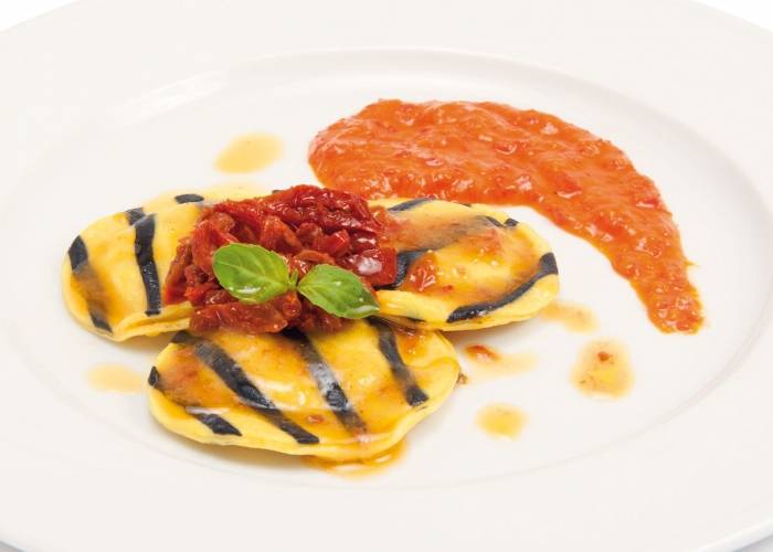 Ravioli di baccalà con crema di peperoni e pomodori secchi a filetti