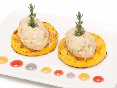Baccalà Mantecato auf gerösteter Polenta