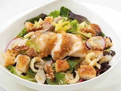 Hähnchensalat mit Brotcroutons und Walnusssauce