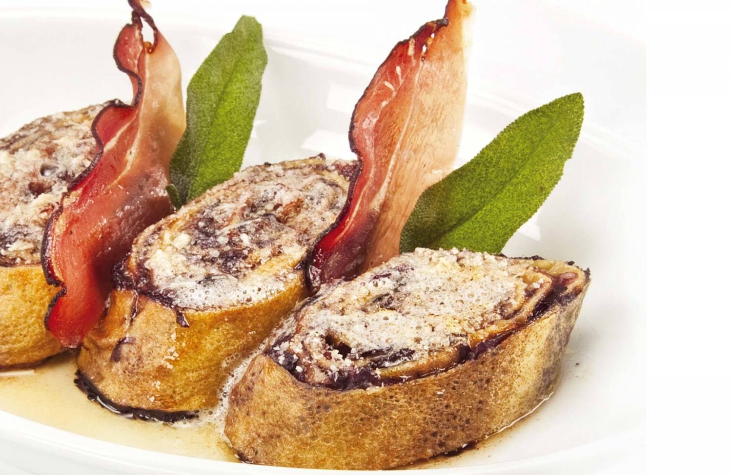 Crêpe-Rouladen mit Radicchio und Speck mit zerlassener Butter