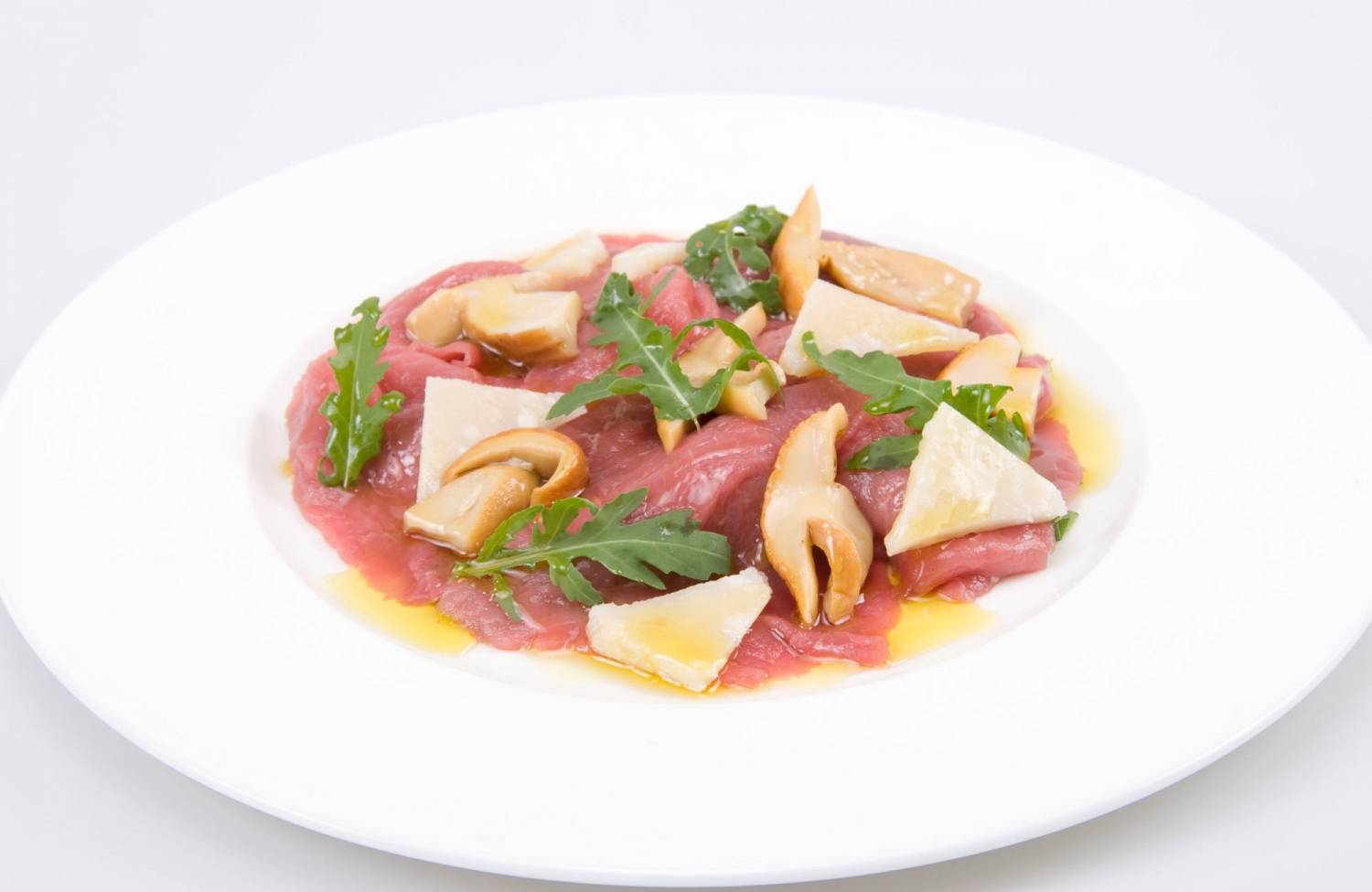 Rindercarpaccio mit Steinpilzen in Öl