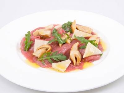 Rindercarpaccio mit Steinpilzen in Öl