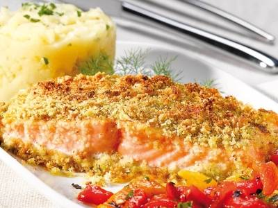 Lachsfilet mit Pistazien, Röstkartoffeln und gegrilltem Paprika