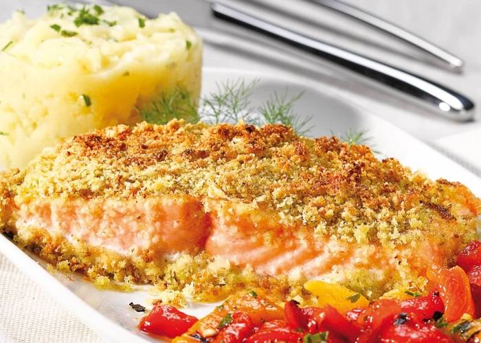 Lachsfilet mit Pistazien, Röstkartoffeln und gegrilltem Paprika