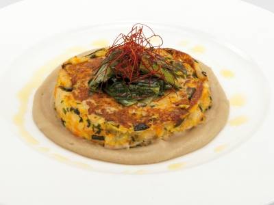 Hamburger di verdure su crema di melanzane e cicoria stufata