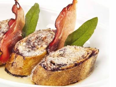Girelle di pasta crepes con radicchio e speck al burro versato