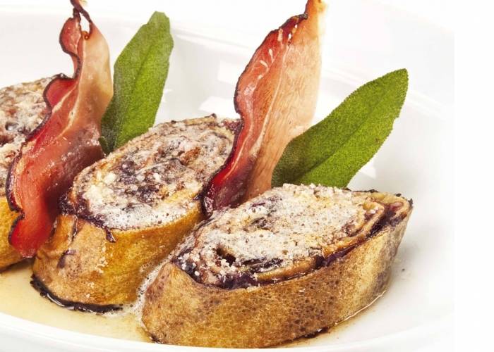 Girelle di pasta crepes con radicchio e speck al burro versato